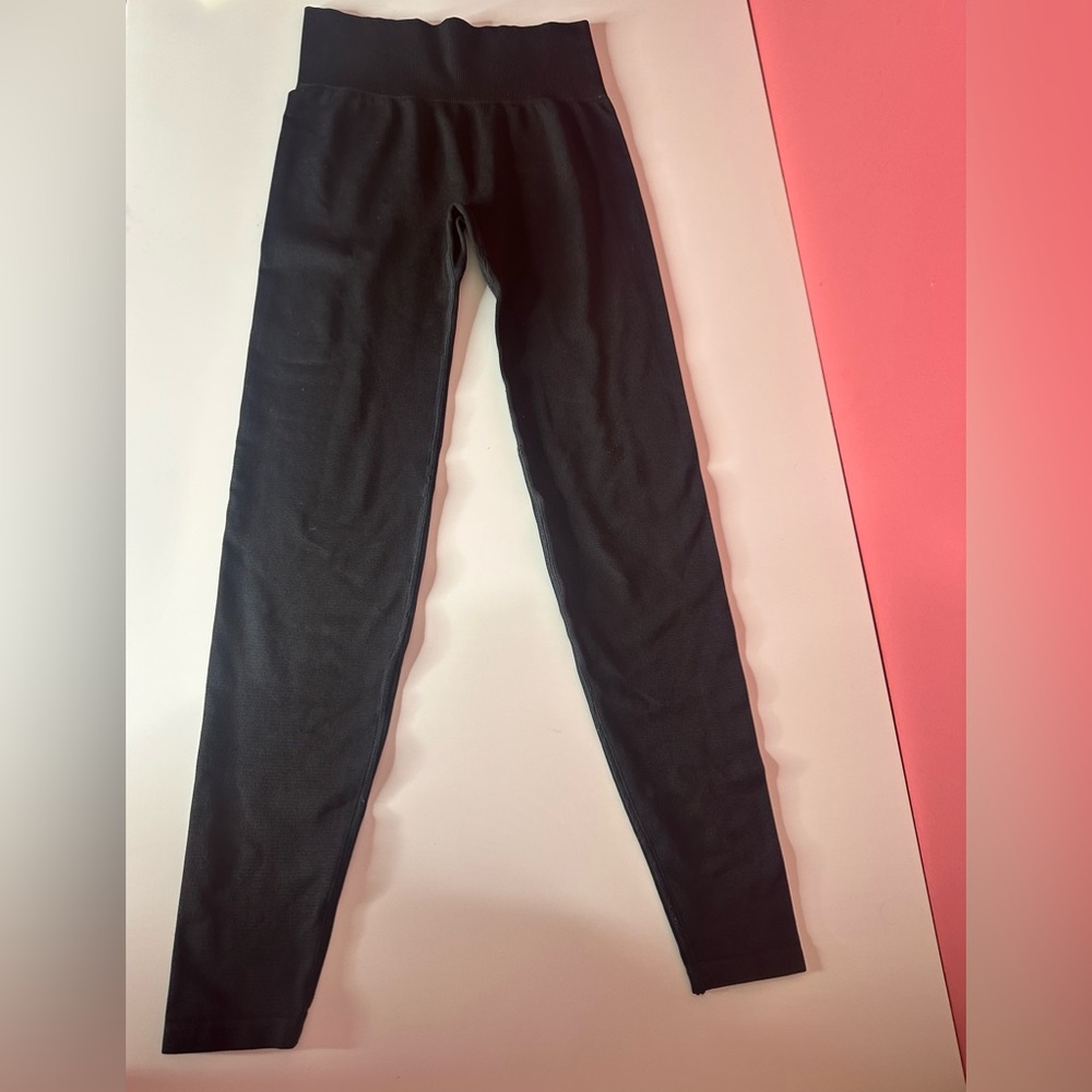 Women’s Victoria secret pink seamless black leggings in size medium